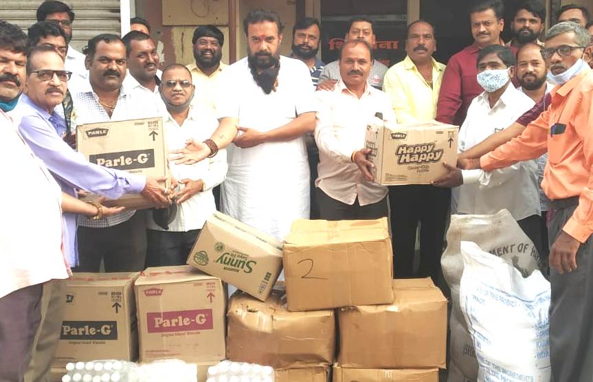 काळेवाडी शिवसेना विभागाकडून कोकणवासियांना 'एक हात मदतीचा'..