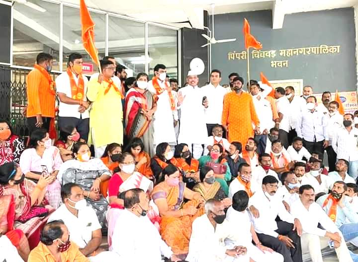 'दरोडेखोर भाजप, बरखास्त करा'; शिवसैनिकांचे पालिका प्रवेशद्वारासमोर ठिय्या आंदोलन..