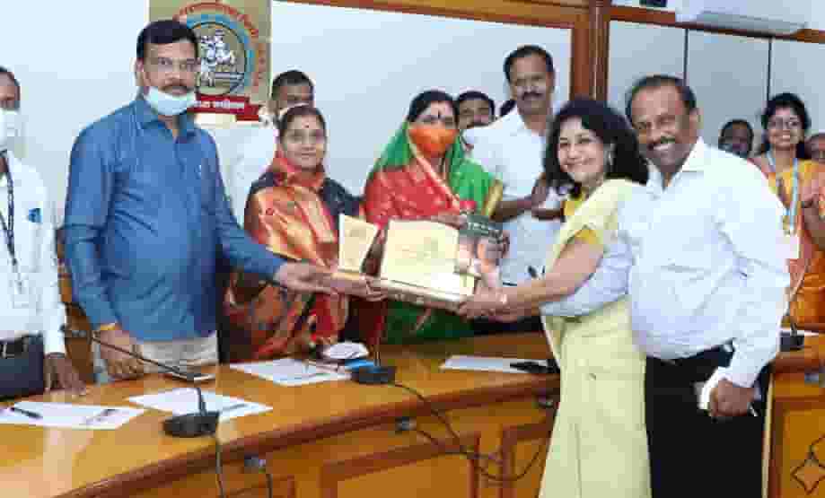 पालिकेचे २४ अधिकारी व कर्मचारी सेवानिवृत्त; महापौरांच्या हस्ते सत्कार..