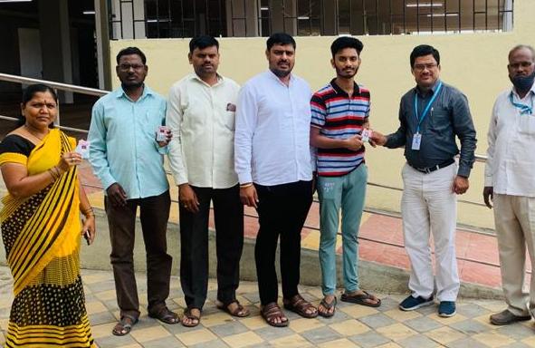 कुदळवाडीत प्रभागातील मतदारांना नवीन ओळखपत्राचे वाटप..