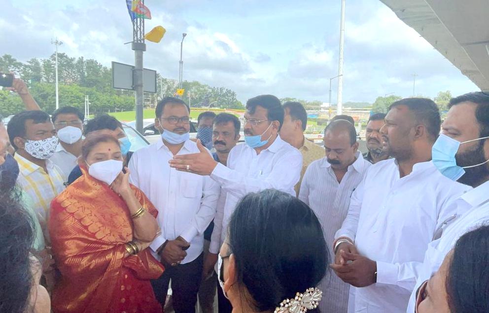 वाढत्या अपघाताच्या पार्श्वभूमीवर महापौरांकडून भक्ती-शक्ती उड्डाणपूलाची पाहणी..