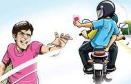 अनोळखी चोरट्यांनी फिल्मी स्टाईने दोन मोबाईल लांबविले.