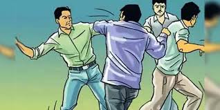 यूट्यूब चॅनलवर शॉर्ट फिल्म बनविणारी महिला व तिच्या पतीला बेदम मारहाण..