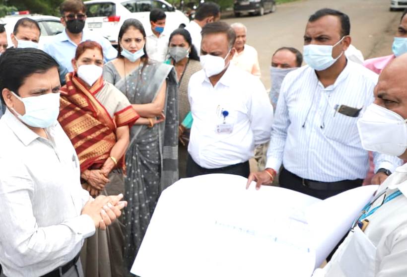 जुन्या सांगवीत रस्त्यालगतचे अतिक्रमण व विकासकामांची आयुक्तांकडून अधिकाऱ्यांसह पाहणी..