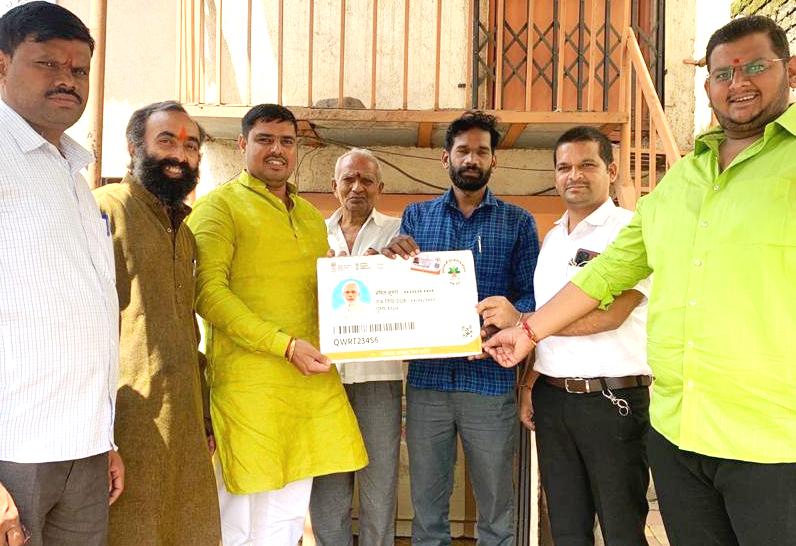 कुदळवाडीत स्वी. नगरसदस्य दिनेश यादव यांच्या हस्ते ‘आयुष्यमान भारत’ योजनेचे कार्ड वाटप...