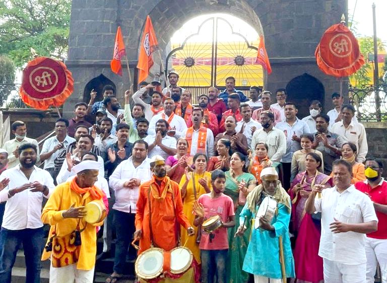 हिंदूंच्या सणावेळी सरकारला कोरोनो दिसतो; निवडणुकांमध्ये मात्र गायब..