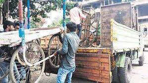 बिजलीनगरमध्ये पथारी व्यावसायिकांच्या हातगाड्यांवर पालिकेची कारवाई...