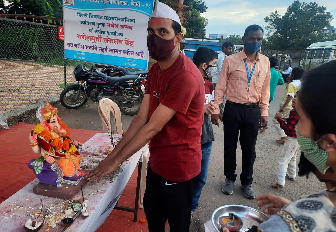'एक दोन तीन चार; कोरोनाला करु हद्दपार'..
