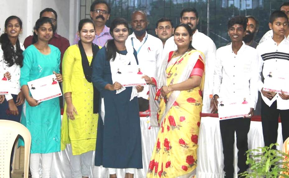 कुदळवाडीत निशा यादव यांच्या पुढाकाराने गुणवंत विद्यार्थ्यांचा सत्कार व मार्गदर्शन शिबीर..