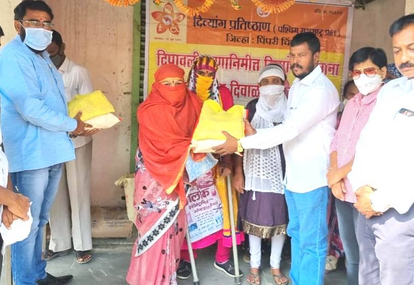 दिव्यांग आणि कामगारांसोबत मराठवाडा जनविकास संघाची दिवाळी..