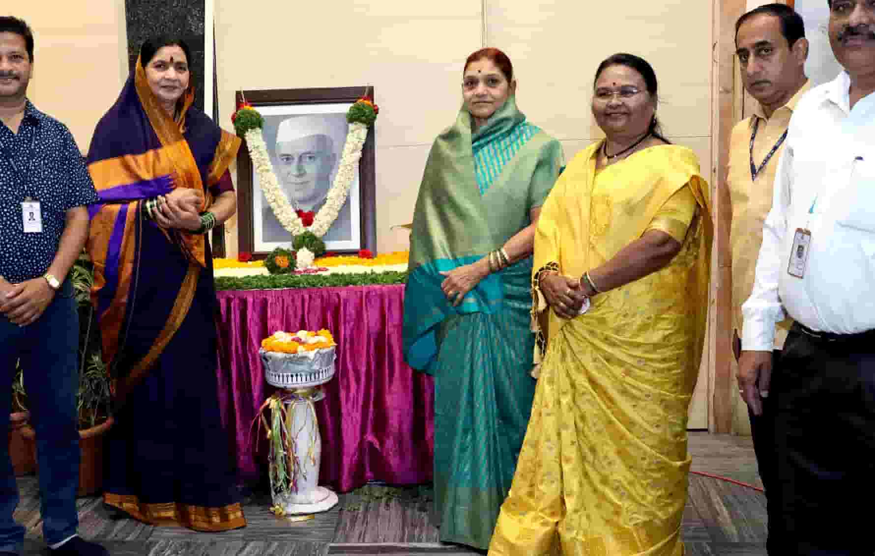 भारतरत्न पं. जवाहरलाल नेहरू यांच्या जयंतीनिमित्त पालिकेचे अभिवादन...