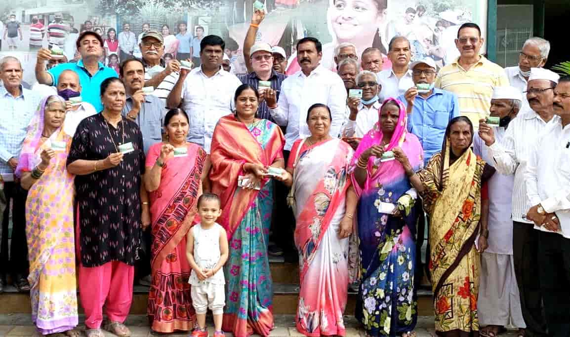 एस. टी. सवलत स्मार्ट कार्डचे पिंपळे सौदागर येथील ज्येष्ठांना मोफत वाटप..