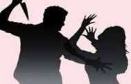 मोबाईल पाहणाऱ्या पत्नीवर पतीचा चाकूहल्ला..