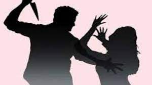 मोबाईल पाहणाऱ्या पत्नीवर पतीचा चाकूहल्ला..