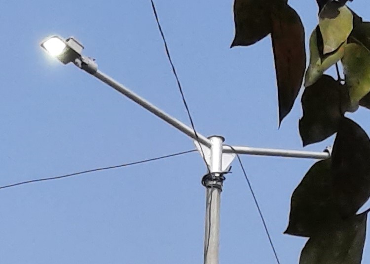चिंचवडगाव ते बिजलीनगरकडे जाणाऱ्या रस्त्यावरील पथदिव्यांचा दिवसा प्रकाश कोणाला?