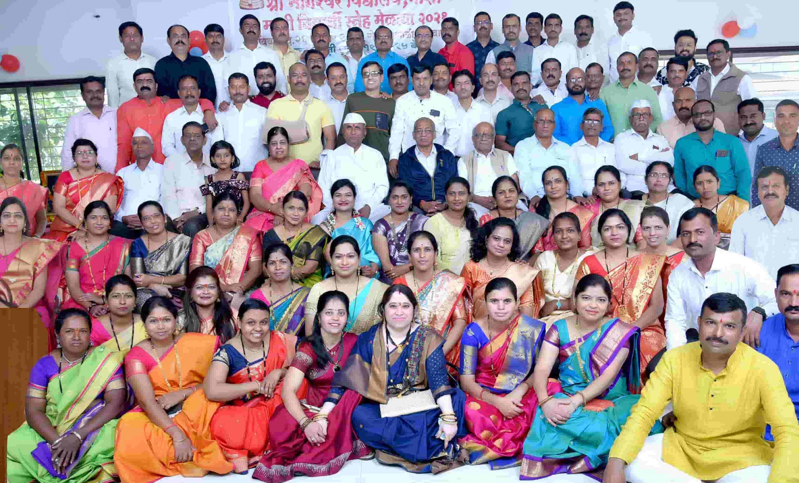शालेय जीवनातील जुन्या आठवणीत रंगला श्री. नागेश्वर विद्यालयाचा दहावीतील वर्ग.. 