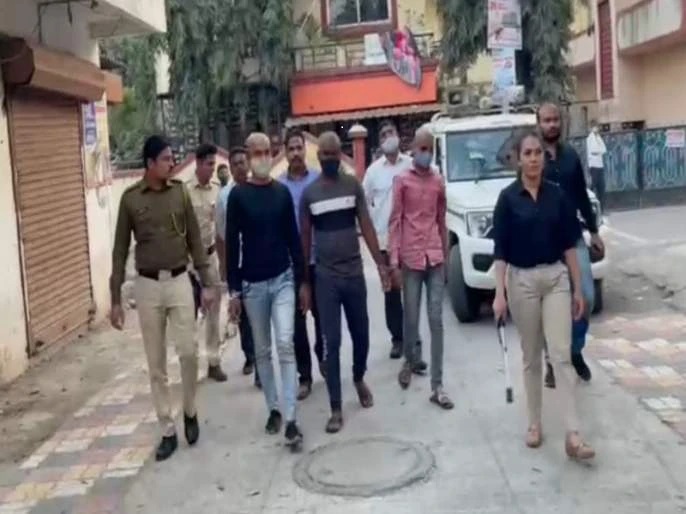 बिस्कीट प्रकरण पडले महागात; पोलिसांनी मुंडण करून काढली धिंड..