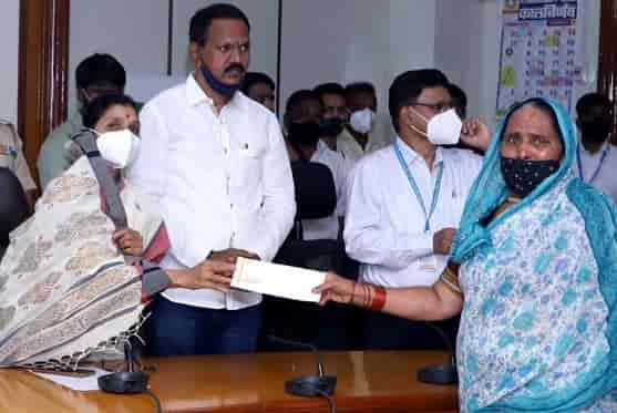 कोरोनामुळे मृत कर्मचा-यांच्या वारसांना प्रत्येकी २५ लाखांच्या धनादेशाचे वाटप..