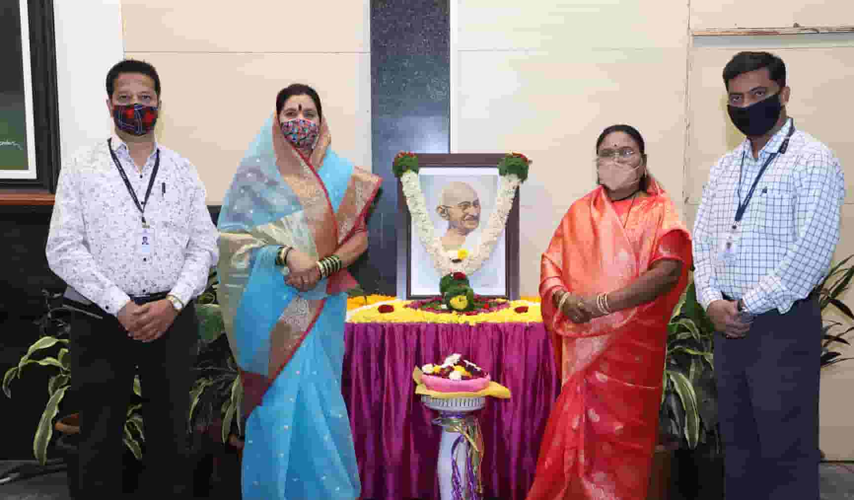 पालिकेच्या वतीने महात्मा गांधी यांच्या पुण्यतिथीनिमित्त अभिवादन...