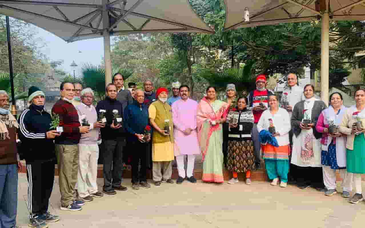 '2022' रोपांचे मोफत वाटप करून नववर्षाचे 'हटके' स्वागत!..
