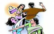 पोस्टमन महिलेला काहीही कारण नसताना मायलेकींकडून मारहाण..