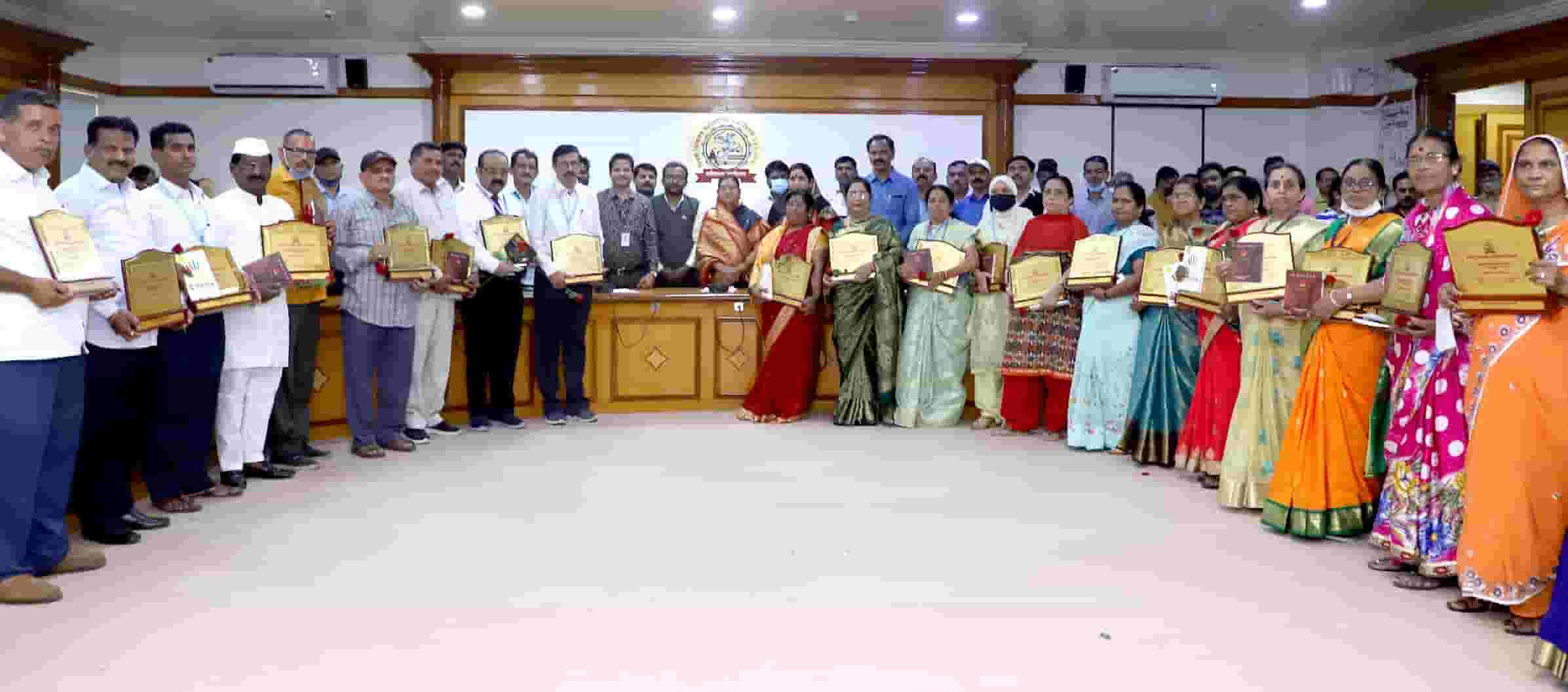 सेवानिवृत्त व स्वेच्छानिवृत्त कर्मचा-यांचा महापौरांच्या हस्ते सत्कार..