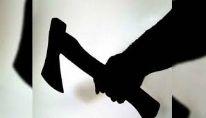 तरुणावर कुऱ्हाडीने हल्ला; पत्नीला शिवीगाळ..