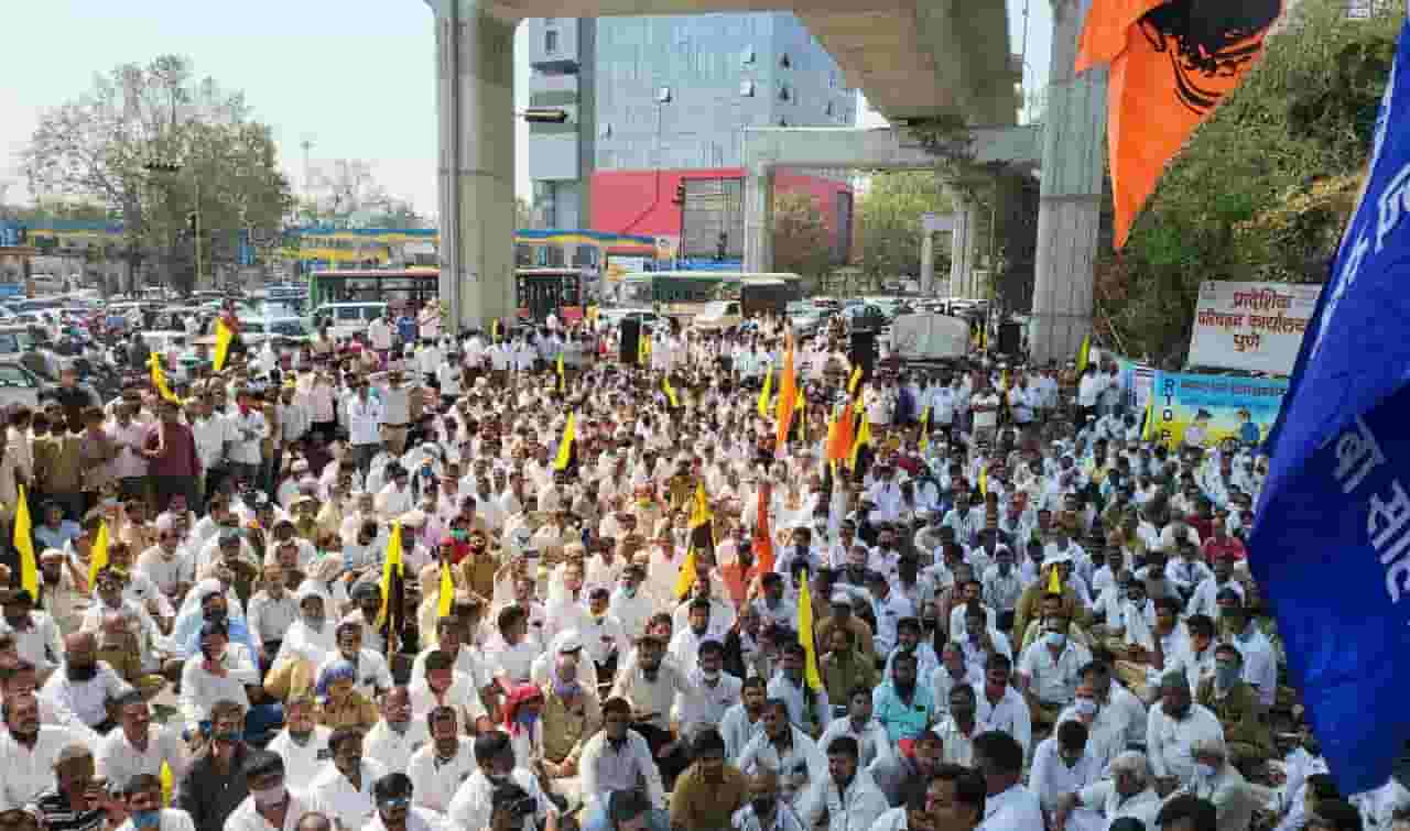 बेकायदेशीर दुचाकी विरोधात रिक्षा चालक-मालकांचे पुण्यात आंदोलन...