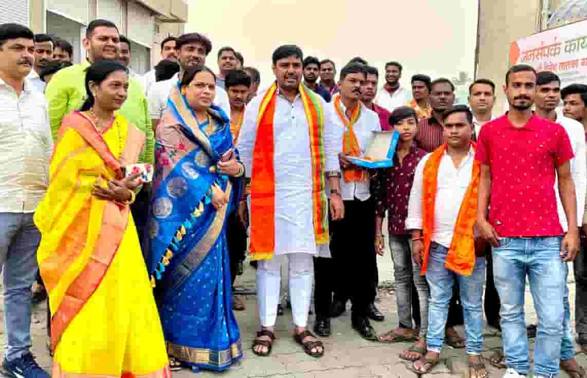 'विजयी भव'..  दिनेश यादव यांच्या संपर्क कार्यालयासमोर कार्यकर्त्यांचा जल्लोष...