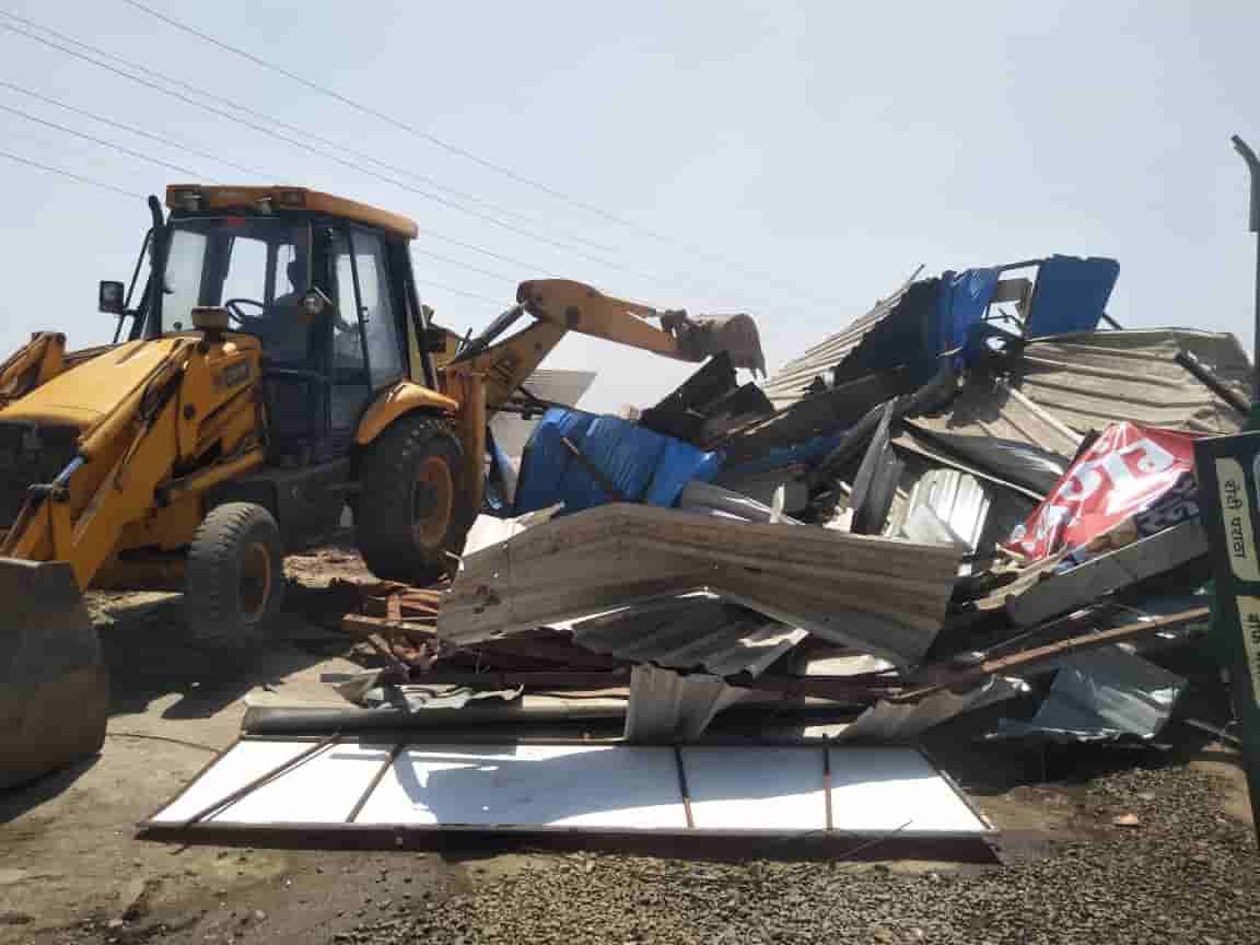 रावेतमधील जाधवघाट नदीपात्रातील व्यवसायिक पत्राशेडवर पालिकेची कारवाई...