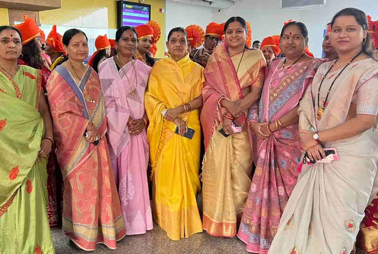 महिला दिनी महापौर माई ढोरे यांनी प्रभागातील महिलांना घडविली मेट्रोची सफर..