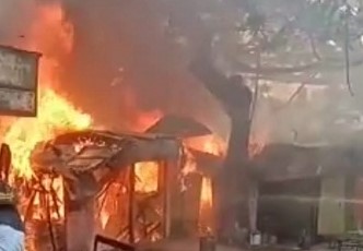 चिंचवड स्टेशन येथील पत्राशेडच्या दुकांनाना आग..