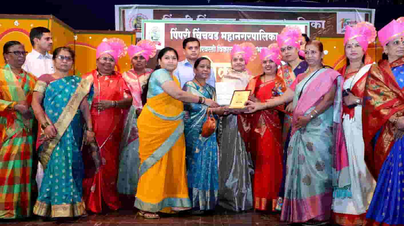 उत्कृष्ट कामगिरी करणा-या महिलांचा आणि १०० महिला बचत गटांचा महापौरांकडून सन्मान..