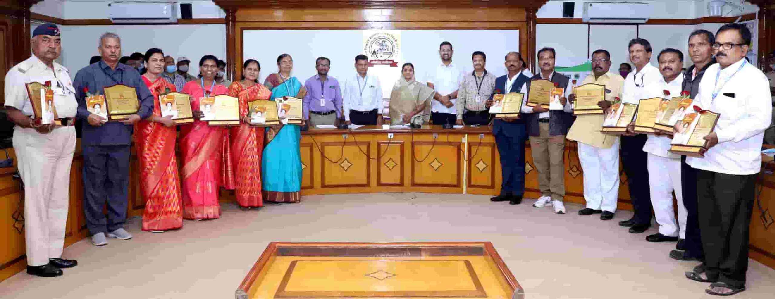 पालिकेच्या सेवानिवृत्त व स्वेच्छानिवृत्त कर्मचा-यांचा महापौरांच्या हस्ते सत्कार...