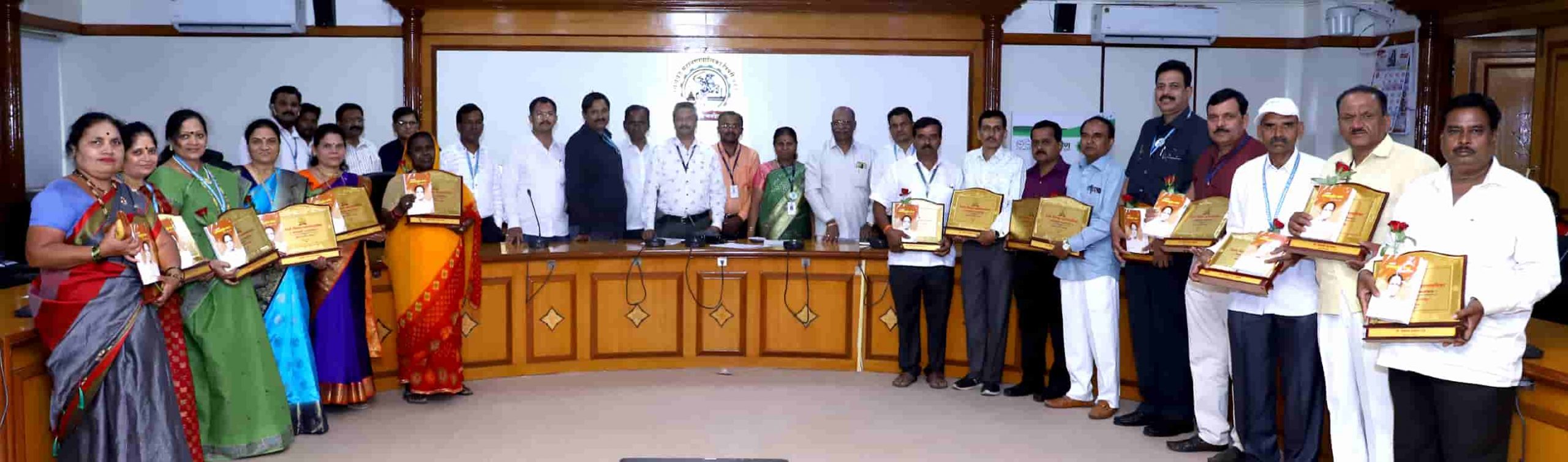 पालिकेच्या सेवानिवृत्त व स्वेच्छानिवृत्त अधिकारी, कर्मचा-यांचा सत्कार...