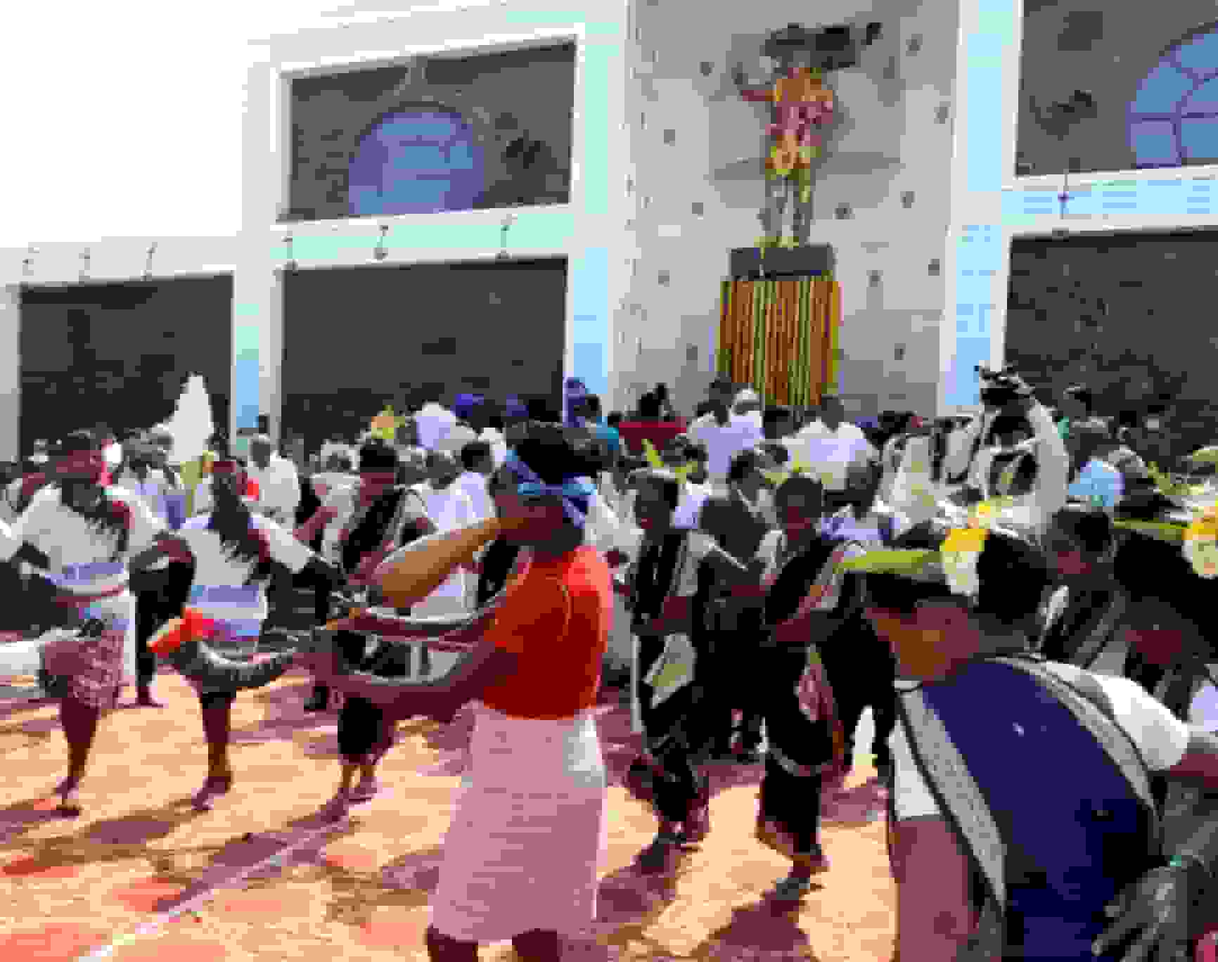 जयभीमचा घोष, आदिवासींचे तारपा नृत्य अनं हेलीकॉप्टरमधून पुष्पवृष्टी..