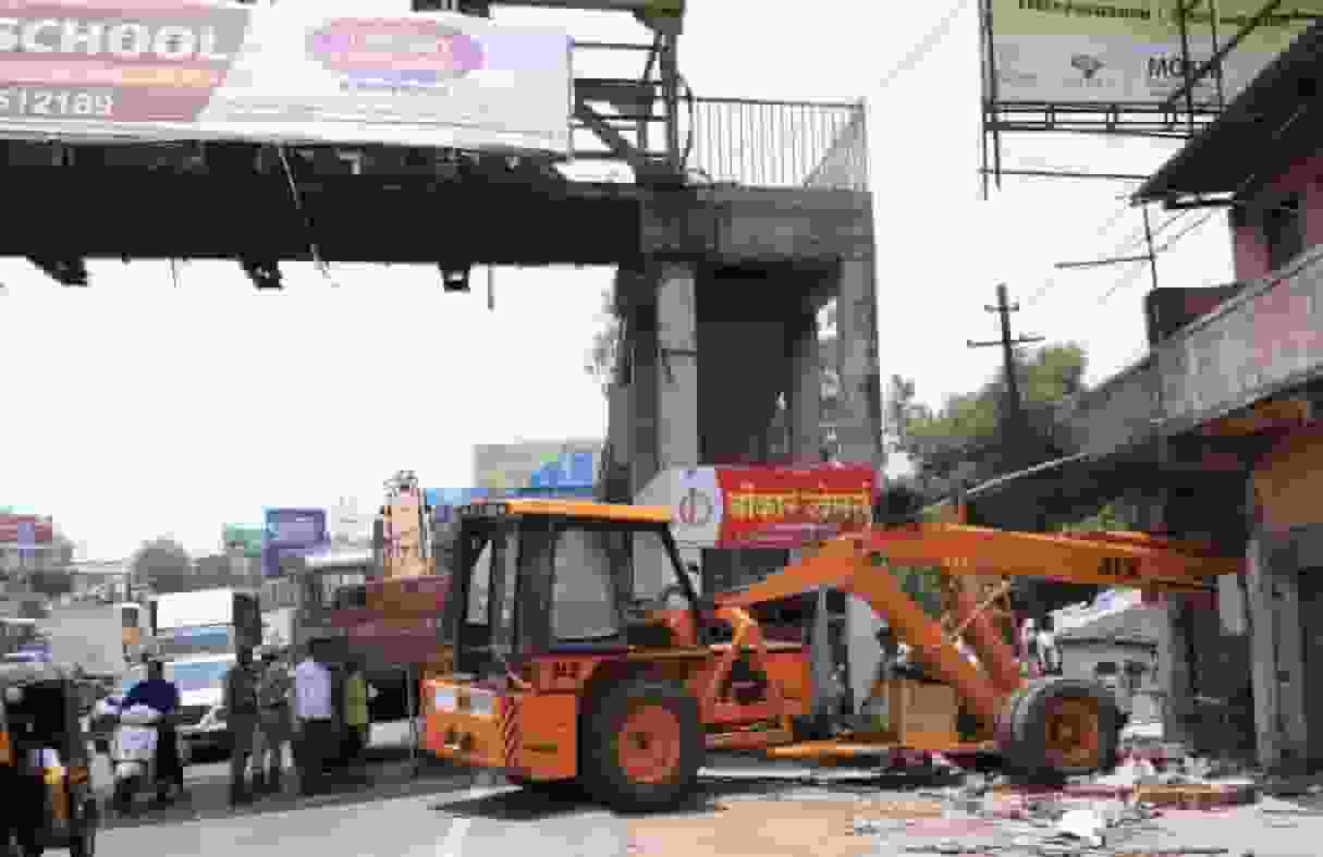 मोशीतील पुणे - नाशिक महामार्गावर अतिक्रमण विभागाची कारवाई...