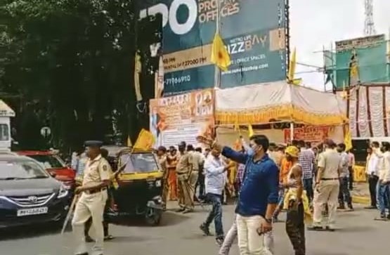 चिंचवड स्टेशन परिसरात लहुजी शक्ती सेनेच्या कार्यकर्त्यांकडून रस्ता रोको आंदोलन...