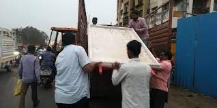 आकुर्डीतील थरमॅक्स चौकात अतिक्रमणविरोधी पथकाकडून धडक कारवाई...