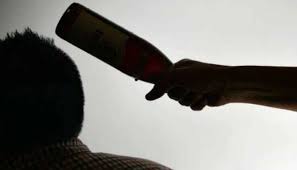भांडणात मध्यस्थी करणाऱ्याच्या डोक्यात घातली बाटली; तरुण गंभीर जखमी...