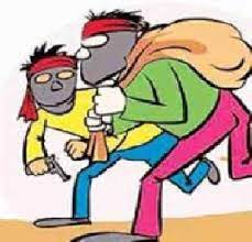 सिनेमा लेखकाला दगडांचा धाक दाखवून पैसे व इतर साहित्य लांबविले..