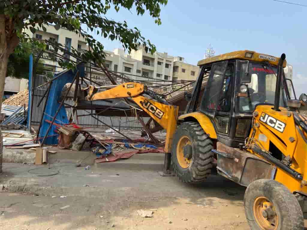 मुंबई-बेंगलोर हायवे लगतच्या अनधिकृत बांधकामांवर पालिकेची कारवाई...