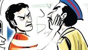 नशेत असणाऱ्या इसमाकडून पोलिसाला विकेट उडविण्याची धमकी..