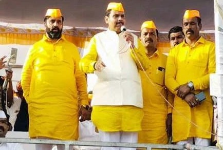 चक्क.. बैलगाडा शर्यतीसाठी आ. लांडगे यांच्याकडून देवेंद्र फडणवीसांना फुल पोशाख..