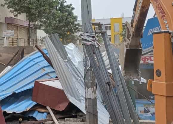 वाल्हेकरवाडी आणि रावेत परिसरात पत्राशेड, टपऱ्यांवर पालिकेची कारवाई...