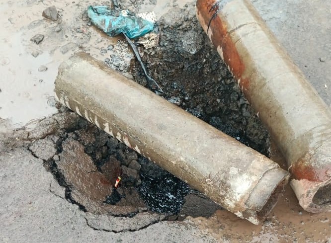 कुदळवाडीतील भैरवनाथ मंदिर ते मोई फाटा रस्त्यातील खड्डे बुजवा...