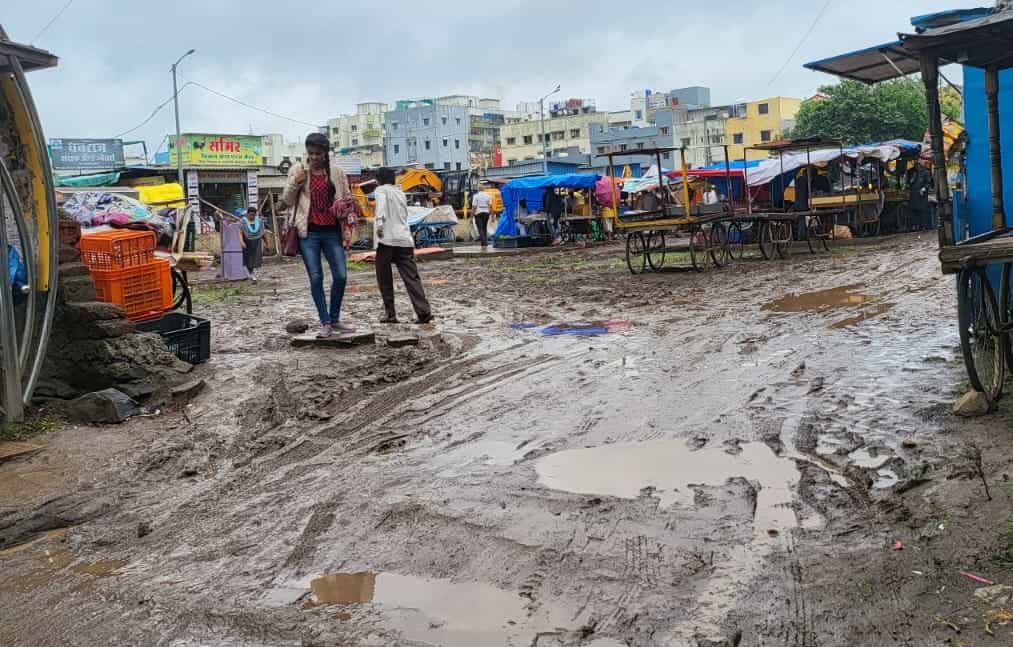 जिथं जनावर व्यवस्थित राहू शकत नाही, तिथे पालिकेनं हॉकर्स झोन केलायं..