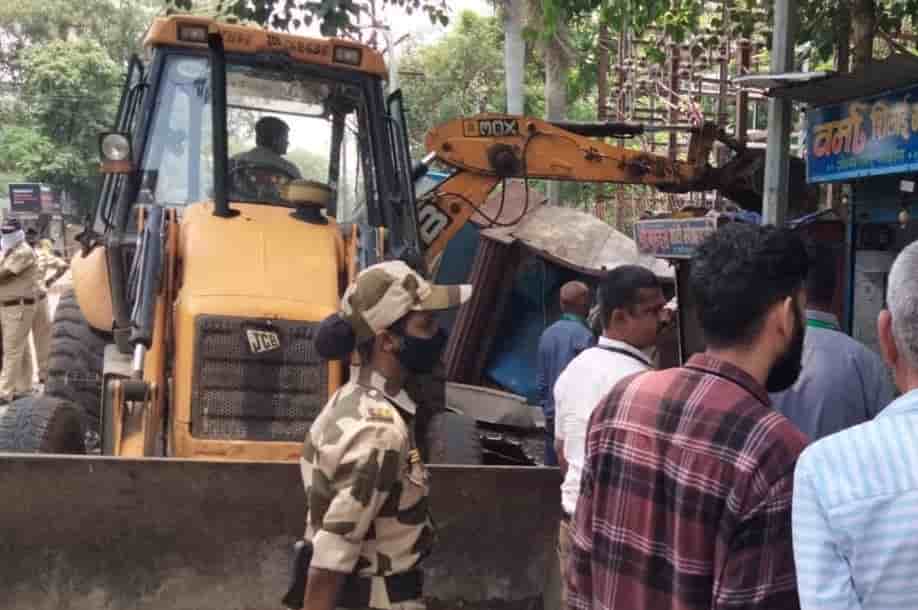डिलक्स चौक ते काळेवाडी पुल रोडवरील ४० पत्राशेड, टपऱ्यांवर हातोडा...