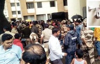 लिंक रस्त्यावरील लाभार्थी आक्रमक; सदनिकेचे वाटप होण्यापूर्वीच इमारतीत घुसखोरी..