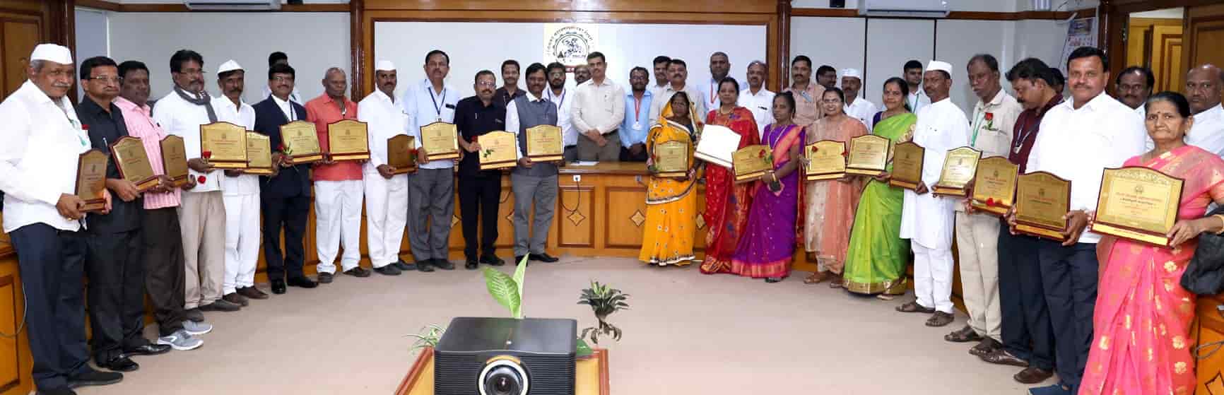 सेवानिवृत्त व स्वेच्छानिवृत्त अधिकारी, कर्मचा-यांचा पालिकेकडून सत्कार...